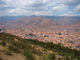 v&yacute;hled na Cuzco z pevnosti Sacsayhuaman
