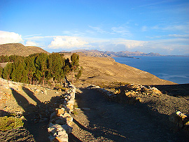 chodn&iacute;k kop&iacute;ruj&iacute;c&iacute; pob�e�&iacute; Isla del Sol