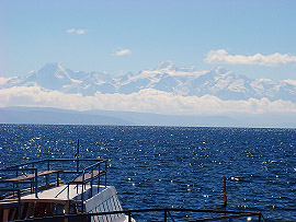 za jezerem Titicaca se zvedaj&iacute; vrcholky And