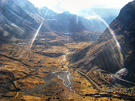 pohled do &uacute;dol&iacute; sm�rem k Yungas