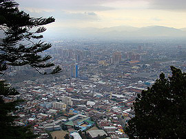 Santiago de Chile z vrchu San Crist&oacute;bal