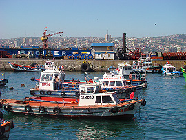 p�&iacute;stav, v pozad&iacute; m�sto Vi�a del Mar